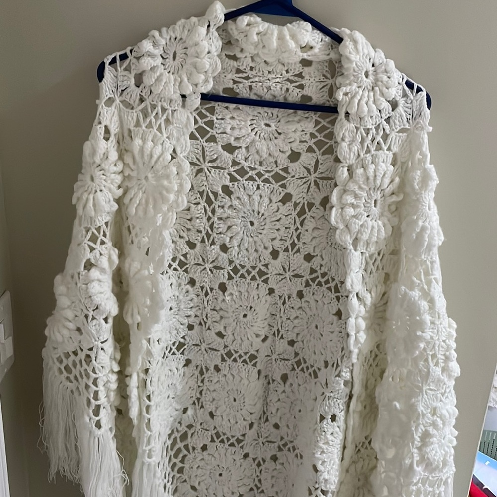 Crochet cape - one size - flower pattern with fringe - boho